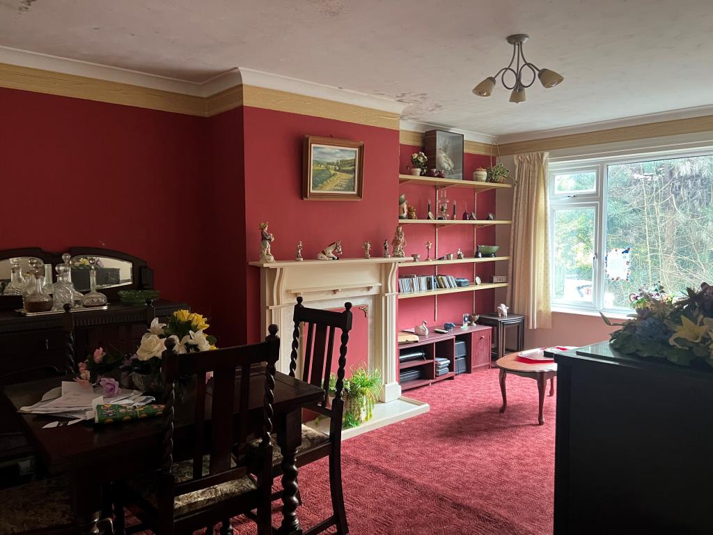 Lot: 11 - LARGE DETACHED BUNGALOW FOR UPDATING WITH POTENTIAL -